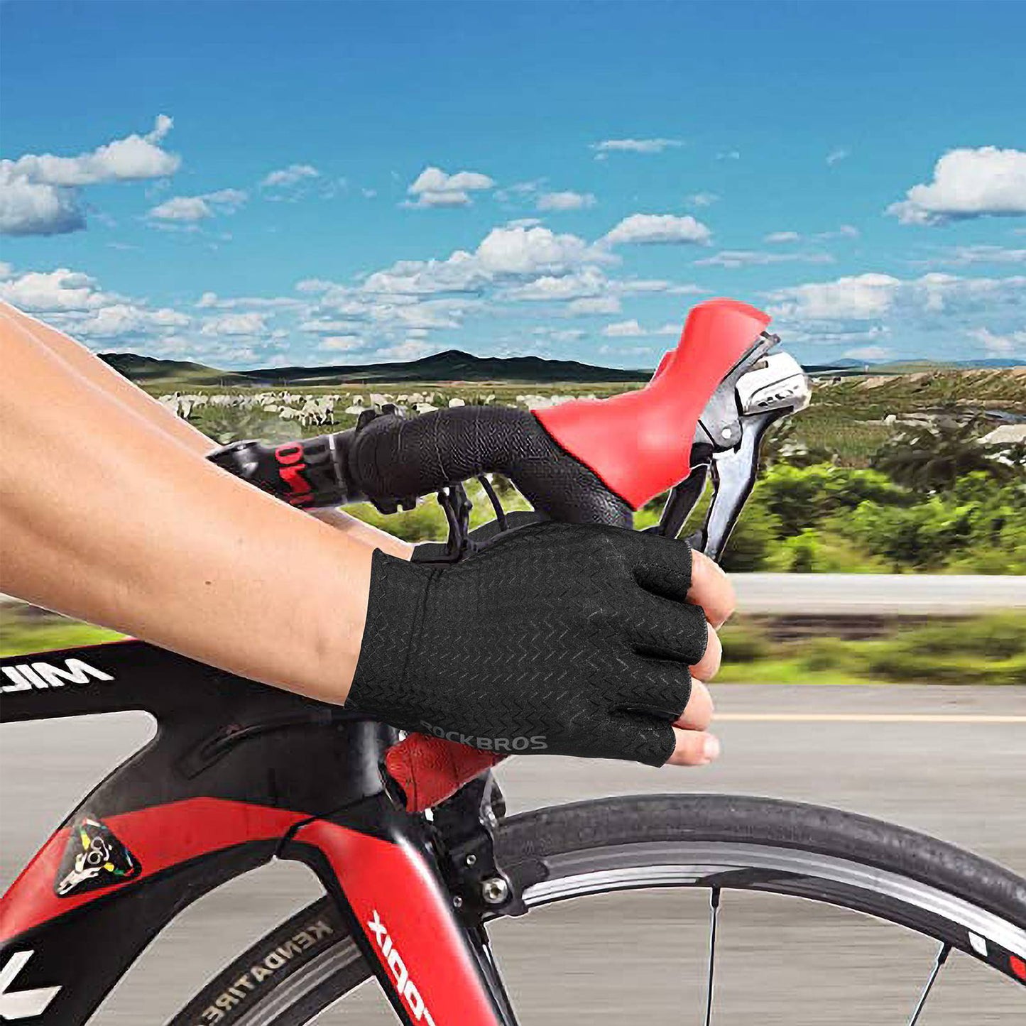 Rockbros antislip fietshandschoenen met gelpatroon en halve vingers.