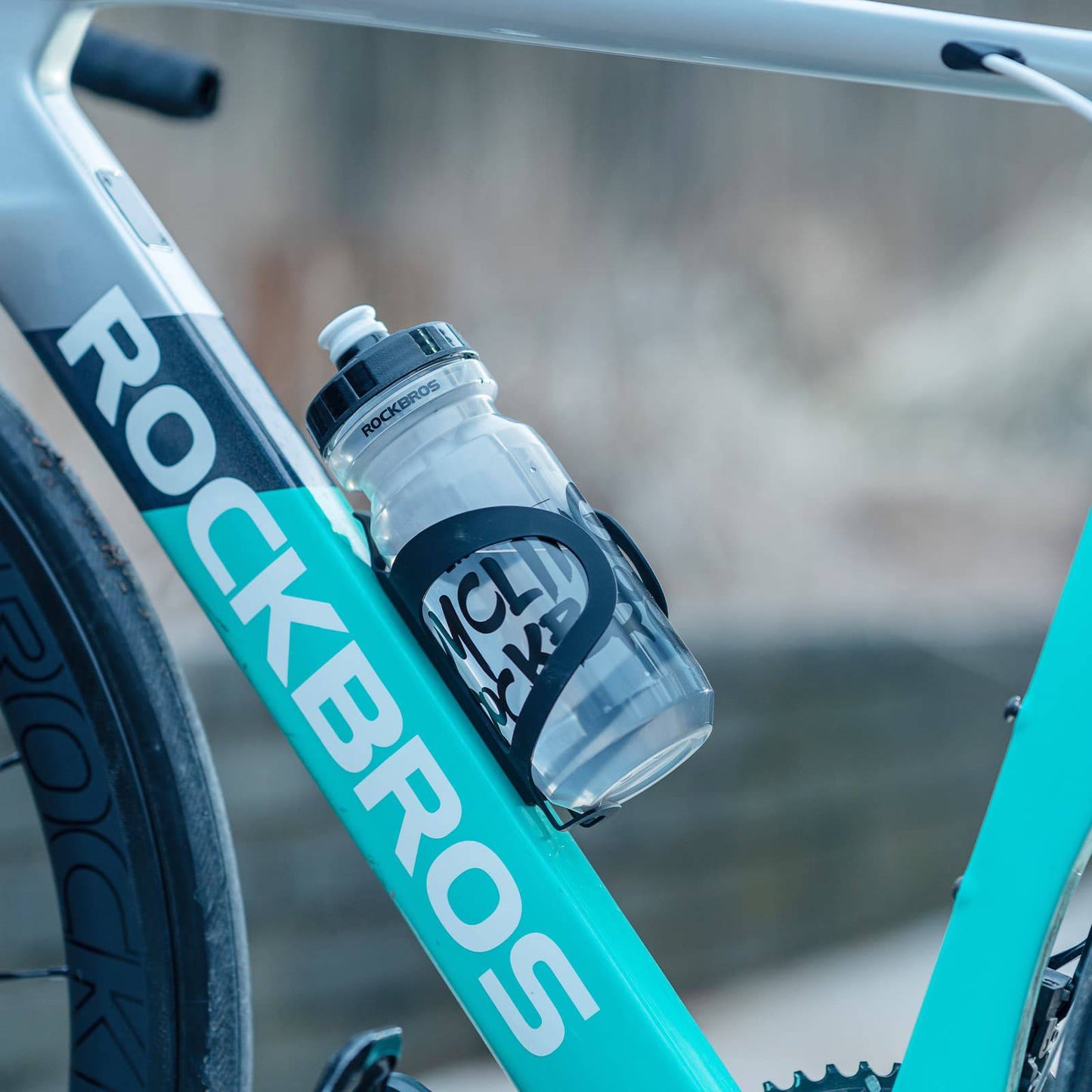 ROCKBROS sportwaterfles van 600 ml, gemaakt van PP5, inclusief stofkap.